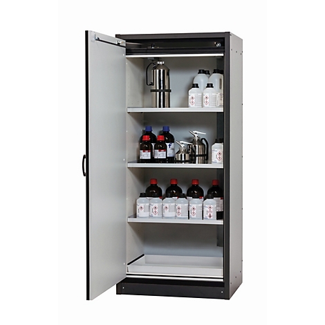 Une armoire grise ouverte avec des flacons de produits chimiques, des béchers et un extincteur sur les étagères.