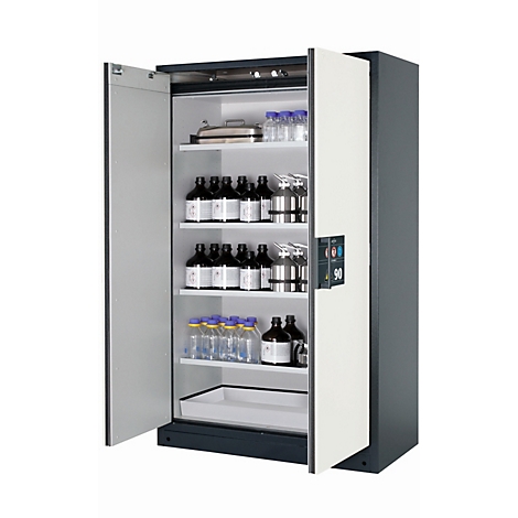 Armoire en acier ouverte avec des produits chimiques, des bouteilles sombres, des bouteilles bleues, des étagères blanches. La porte est à moitié ouverte.