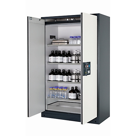 Une armoire de sécurité blanche et grise avec des portes ouvertes, remplie de bouteilles et de conteneurs.