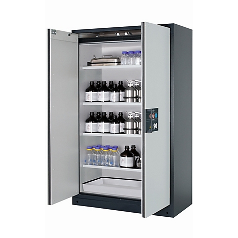 Une armoire de laboratoire ouverte, remplie de bouteilles, de béchers et d'équipement. Les portes sont ouvertes à gauche et à droite.