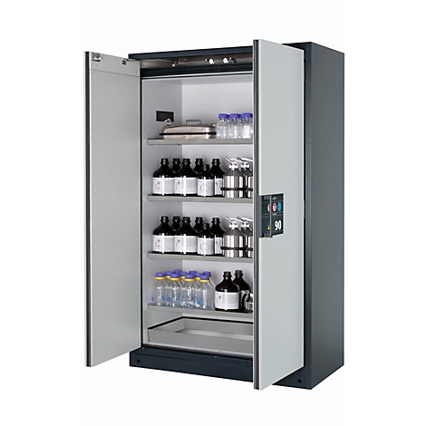 Une armoire de laboratoire grise ouverte remplie de bouteilles et de récipients. Un affichage électronique avec le chiffre 90 est clairement visible.