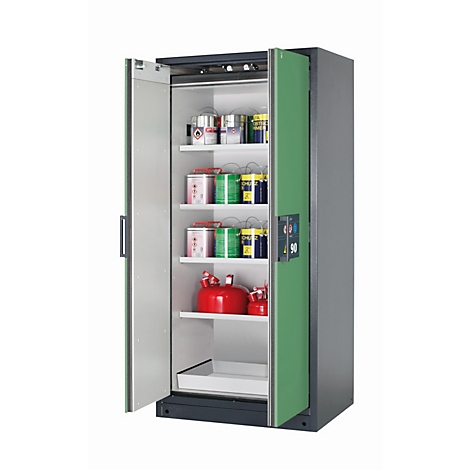 Armoire de sécurité verte ouverte avec des étagères remplies de pots de peinture et de contenants. Un bac de récupération est en bas.