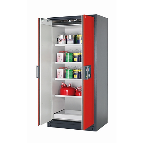 Armoire de sécurité rouge ouverte avec plusieurs étagères. Bidons de peinture, aérosols et extincteurs dessus.