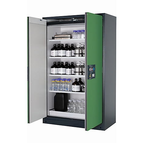 Armoire de laboratoire verte ouverte remplie de produits chimiques et de verrerie.