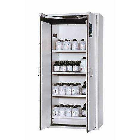 Armoire grise avec portes ouvertes, remplie de flacons de produits chimiques. Les flacons sont disposés en plusieurs rangées sur des étagères.