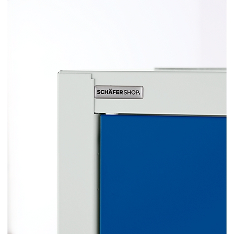 Gros plan d'une armoire avec le logo "SCHÄFERSHOP.". L'armoire a une porte bleue et un cadre blanc.