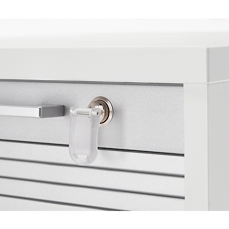 Gros plan sur une armoire blanche à portes coulissantes. Une clé est dans la serrure et est dans une housse de protection transparente.