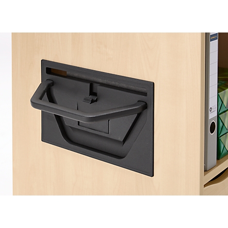 Poignée noire sur une porte d'armoire en bois clair. La poignée est tirée.