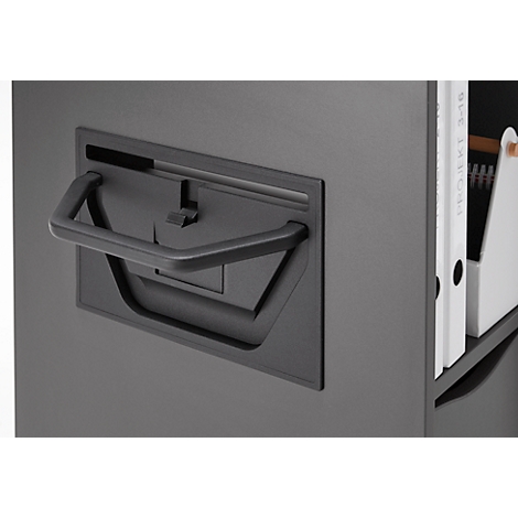 Gros plan d'une armoire noire. Poignée tirée, à côté des classeurs blancs.