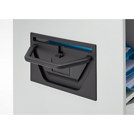 Gros plan d'une poignée de placard noire avec prise et fond bleu. Un compartiment ouvert avec des documents est visible en arrière-plan.