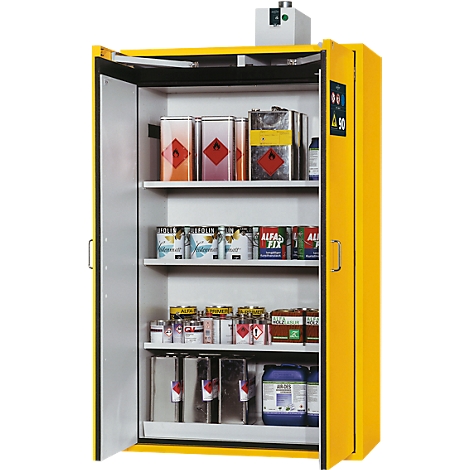 Armoire de sécurité jaune avec portes ouvertes. Étagères remplies de bidons et de produits chimiques. Panneaux d'avertissement à l'extérieur.