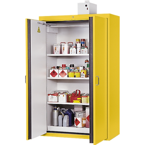 Armoire de sécurité jaune avec porte ouverte, remplie de produits chimiques et d'étiquettes de matières dangereuses.