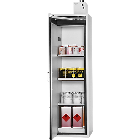 Armoire de sécurité blanche ouverte contenant des produits dangereux et des peintures. Bidons de matières dangereuses rouges et blanches en bas.