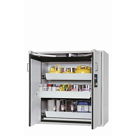 Armoire en acier avec portes ouvertes, remplie de conteneurs, de bouteilles et de bidons.