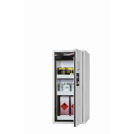 Armoire grise ouverte pour matières dangereuses, étagères remplies de bidons et de fûts. Un symbole d'avertissement rouge est visible sur un bidon.