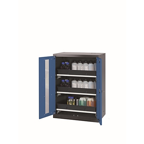 Kast met blauwe deuren, geopend, met flessen in laden. Opslag voor labchemicaliën.