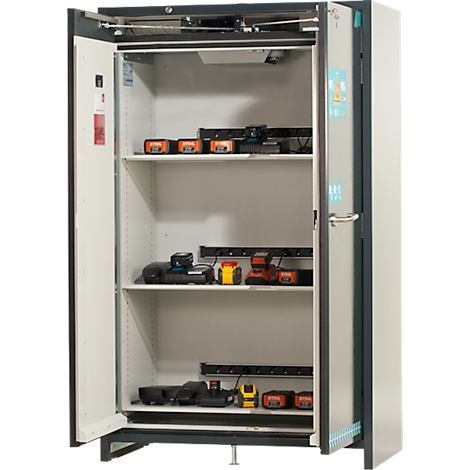 Offener Werkzeugschrank mit Werkzeugen, die auf Regalen verstaut sind.