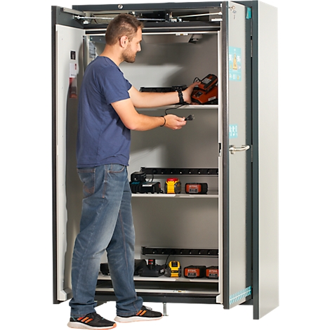 Ein Schrank mit offenen Türen, gefüllt mit verschiedenen Werkzeugen und Geräten, darunter Ladegeräte, Lampen und Messwerkzeuge.