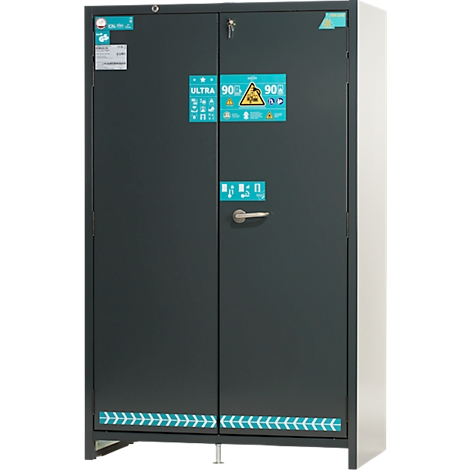 Dunkelgrauer Stahlschrank mit zwei Türen, Griff und Aufklebern. Blaue Pfeile unten.