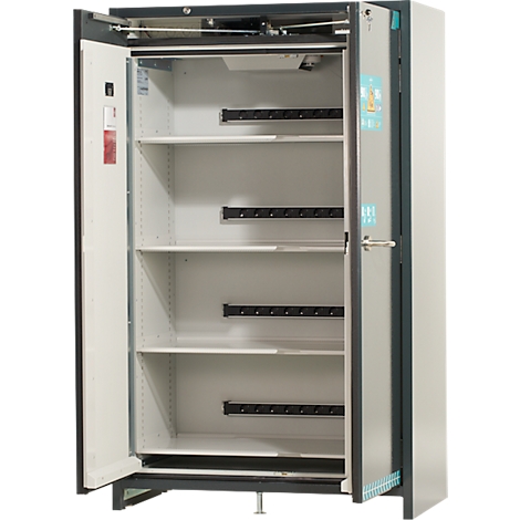 Offener, grauer Schrank mit Fachböden, schwarzen Halterungen und einer geöffneten Tür.