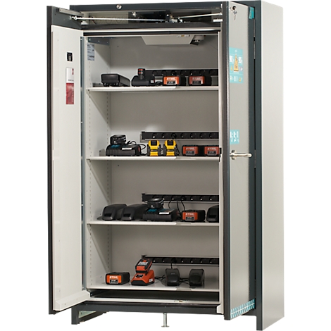 Offener Schrank mit Werkzeugen, Batterien und Ladegeräten. Links offen, rechts geschlossen. Innen hell, außen grau.