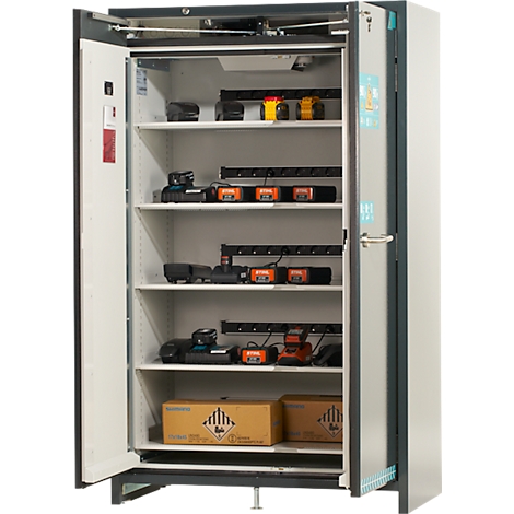 Ein offener Werkzeugschrank mit verschiedenen Werkzeugen und Akkus auf Regalen. Auf dem untersten Regal befinden sich zwei Kartons.