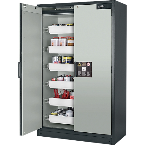 Grijze veiligheidskast met open deur. Witte planken met blikken, flessen en gereedschap.