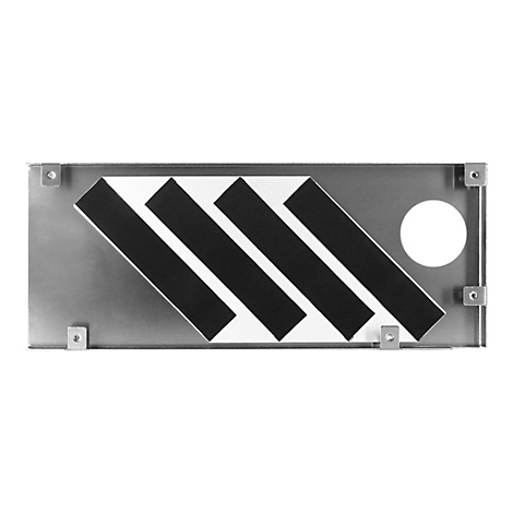 Metallplatte mit drei diagonalen schwarzen Streifen und einem kreisförmigen Ausschnitt auf der rechten Seite.