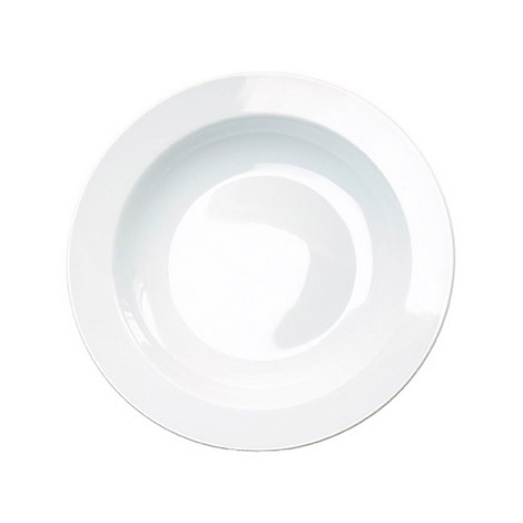 Assiette à soupe blanche sur fond blanc.