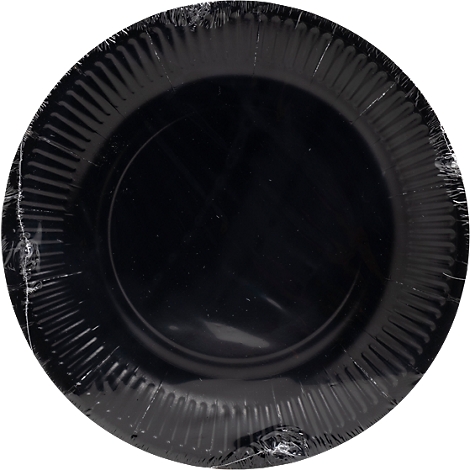 Assiette noire emballée dans du papier d'aluminium. L'assiette a un bord cannelé.