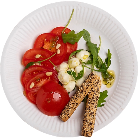 Assiette avec tomates, mozzarella, roquette, huile d'olive et bâtonnets de pain.