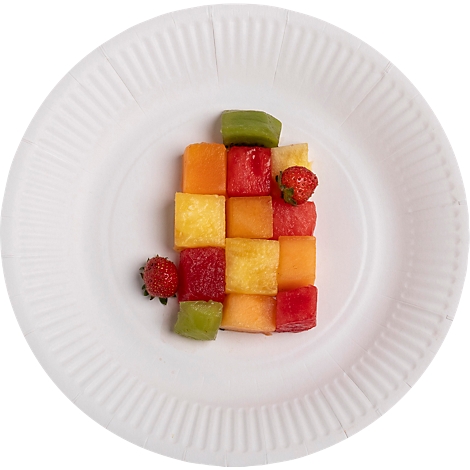 Un arrangement de fruits carrés de cubes sur une assiette en papier blanche. Comprend de la pastèque, du cantaloup, du kiwi, de la fraise et de l'ananas.