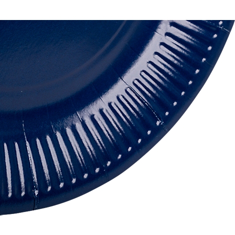 Gros plan sur une assiette en papier bleu foncé, la section montrant le bord cannelé. L'assiette est sur fond blanc.