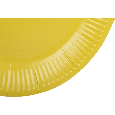 Gros plan d'une assiette en papier jaune. Le bord extérieur cannelé et l'intérieur lisse sont clairement visibles.