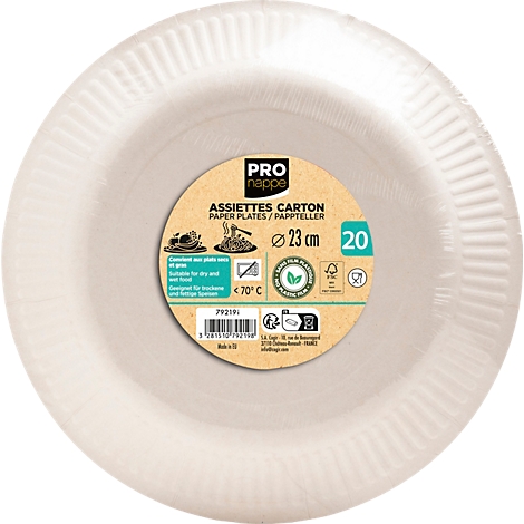 Un paquet d'assiettes en carton, enveloppé dans du film plastique. L'étiquette indique "Pro nappe, Assiettes Carton, 23 cm".