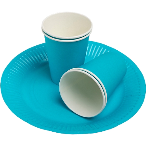 Assiette et gobelets en papier turquoise. Un gobelet est renversé sur l'assiette, deux autres gobelets sont debout.