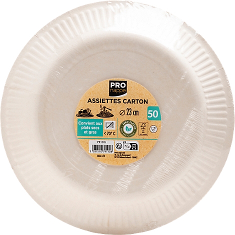 Une assiette en carton blanche avec un bord strié, emballée dans du film, avec impression : PRO, Assiettes Carton, Ø23 cm, 50.