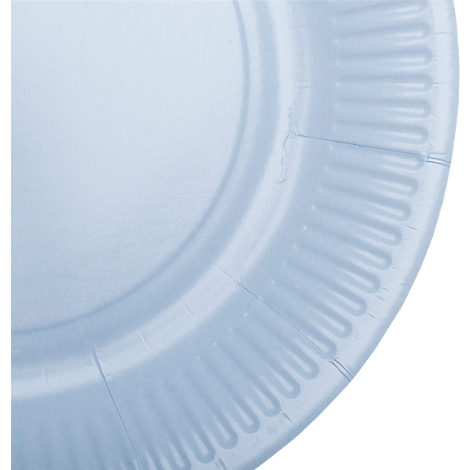 Gros plan d'une assiette en carton bleu clair avec un bord extérieur cannelé. L'assiette est photographiée d'en haut.