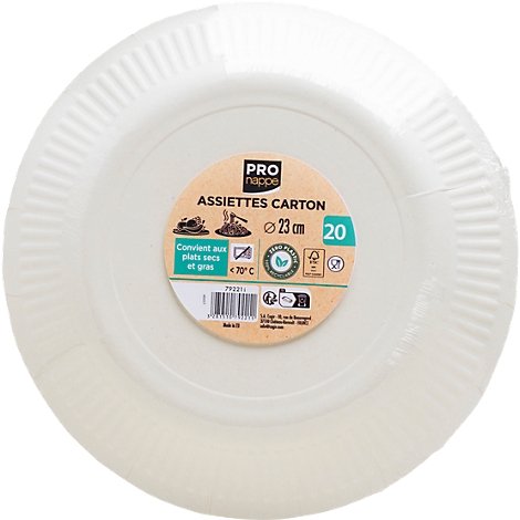 Assiettes en carton blanches, emballées dans du film plastique. Inscription : "PRO nappe ASSIETTES CARTON". Diamètre 23 cm, 20 pièces.