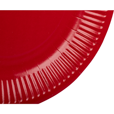 Détail d'une assiette en carton rouge, montrant le bord cannelé et une partie de la surface lisse.