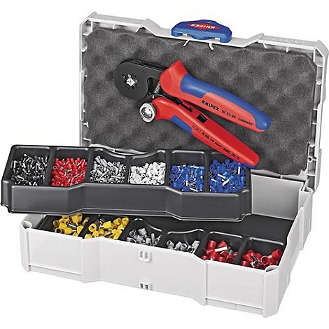 Gereedschapskist met accessoires, een krimptang met rode en blauwe handgreep bovenop. Hieronder diverse kabelschoenen in compartimenten.