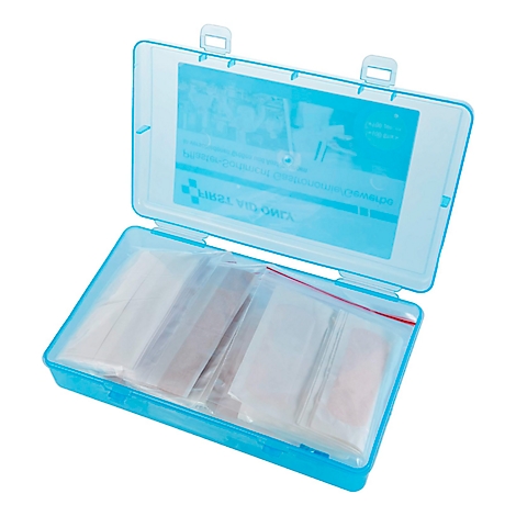Boîte de premiers soins ouverte, bleu clair, avec son contenu. Plusieurs emballages en feuille, certains avec une fermeture éclair rouge.