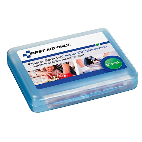 Boîte de premiers secours bleu transparent avec des pansements et l'inscription : FIRST AID ONLY. Assortiment de pansements ménagers/bricolage.