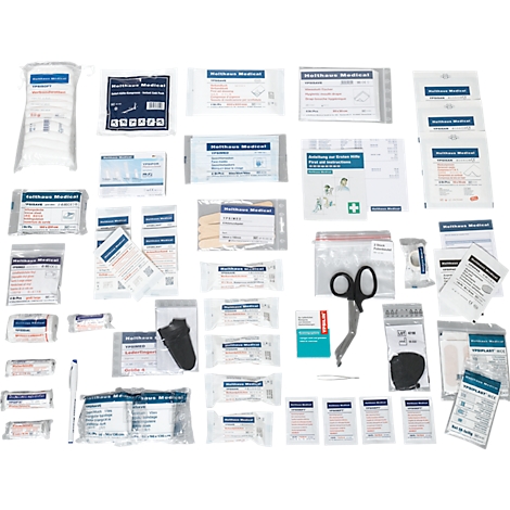 Assortiment de fournitures médicales emballées individuellement, ciseaux, papiers, instructions, bandages, pansements. Le tout sur fond blanc.