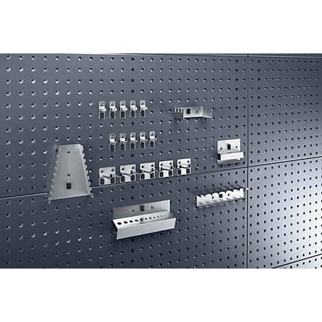 Grijze pegboard met metalen gereedschapshouders.