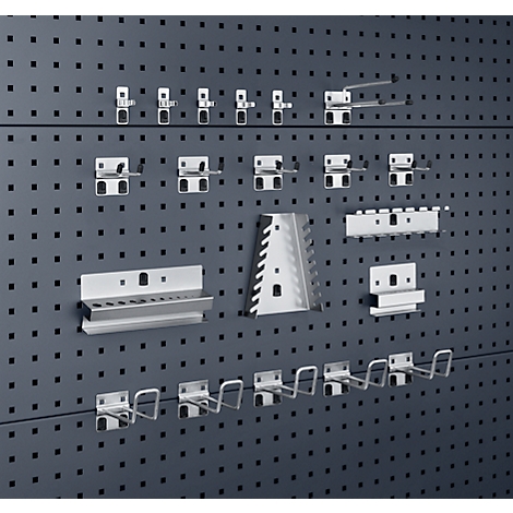 Gereedschapsorganizer met diverse haken en houders op een metalen pegboard. Verschillende vormen en maten.