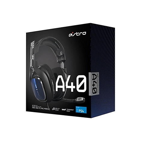 Schwarzes Gaming-Headset Astro A40 auf einer schwarzen Verpackung. Auf der Verpackung stehen Produktdetails und Kompatibilitätsinformationen.
