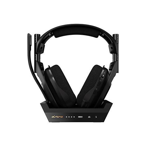 Schwarzes Astro Gaming-Headset auf einer Ladestation vor weißem Hintergrund.