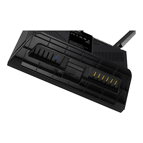 Detailaufnahme eines schwarzen Routers mit gelben und blauen Akzenten, darunter ein SIM-Karten-Slot. Aufkleber mit technischen Informationen.