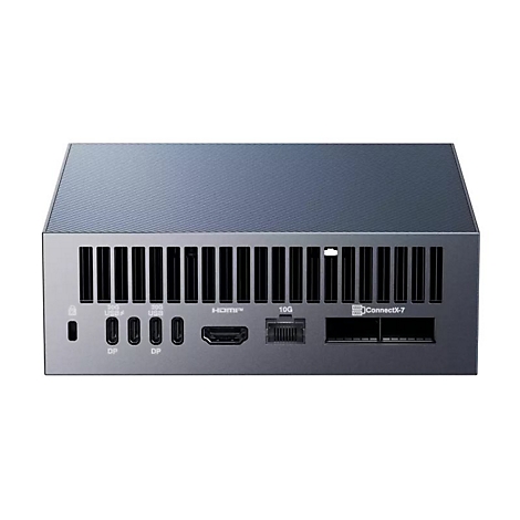 Grauer Desktop-PC mit Lüftungsschlitzen. Rückseite mit Anschlüssen, u.a. USB, HDMI und 10G. Oberseite geriffelt.
